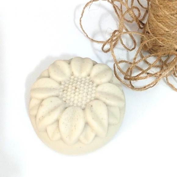 HANDCRAFTED OATMEAL EXFOLIATING BATH SOAP GOAT MILK SOAP HANDMADE SOAP 4.5oz NWT - Picture 3 of 3